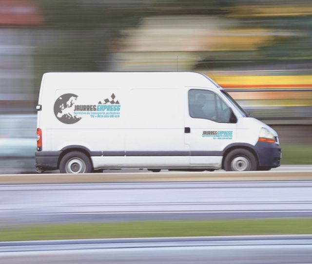 Una camioneta blanca con la palabra Express en el costado circula por una carretera.