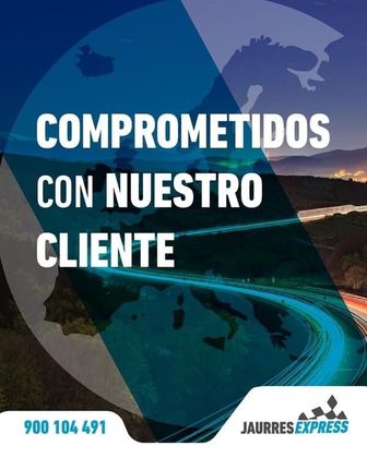 A poster that says compromisados con nuestro cliente