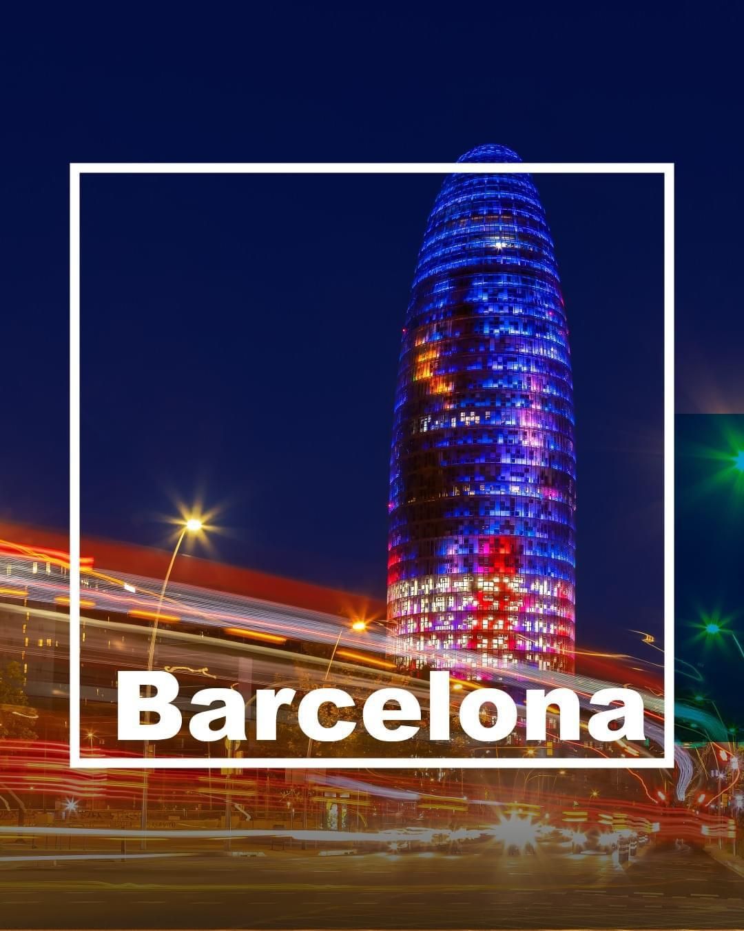 Una imagen de un edificio muy alto en Barcelona por la noche.