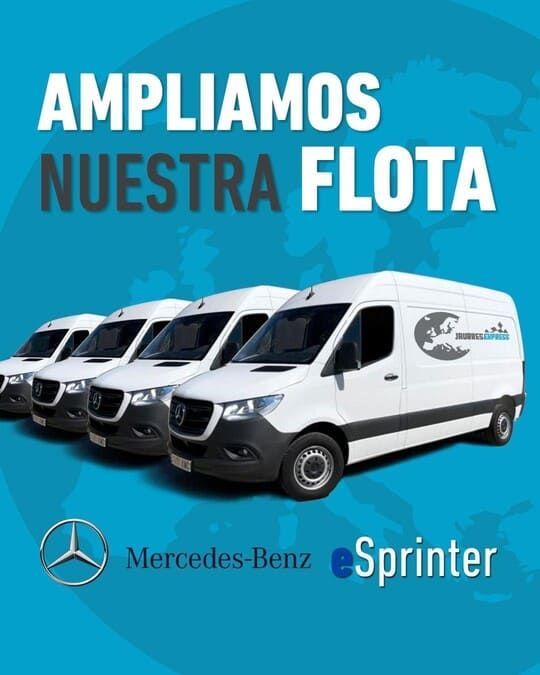 Las furgonetas Mercedes Benz Sprinter están alineadas en fila